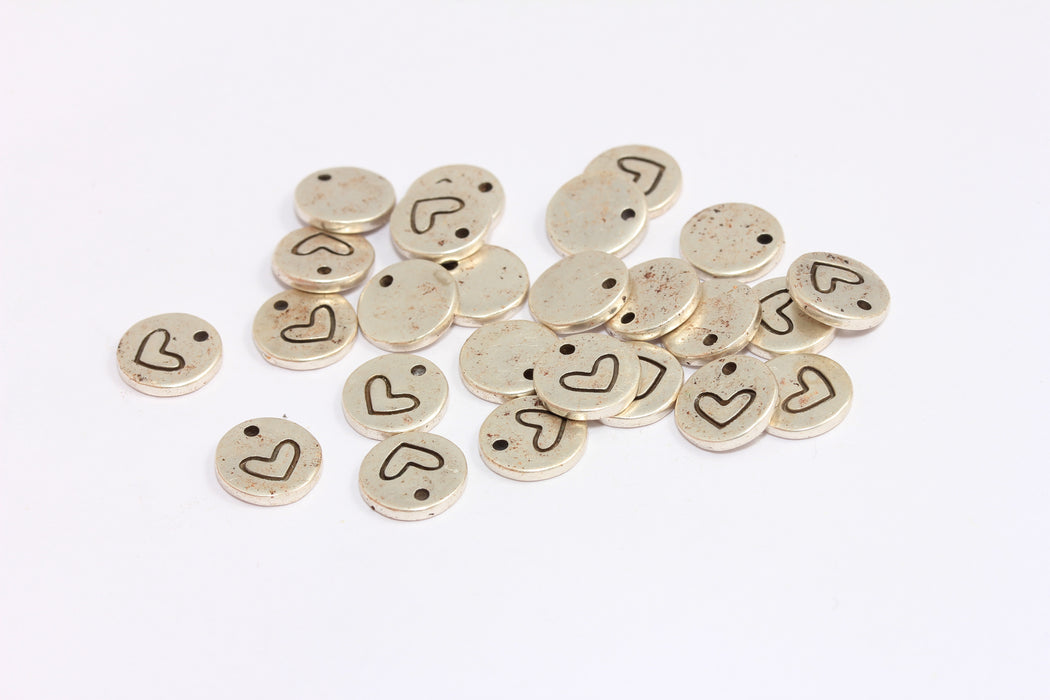 Ciondoli a forma di cuore placcati in argento antico da 10 mm, perline a forma di moneta a forma di cuore, monete a forma di cuore incise, XP467
