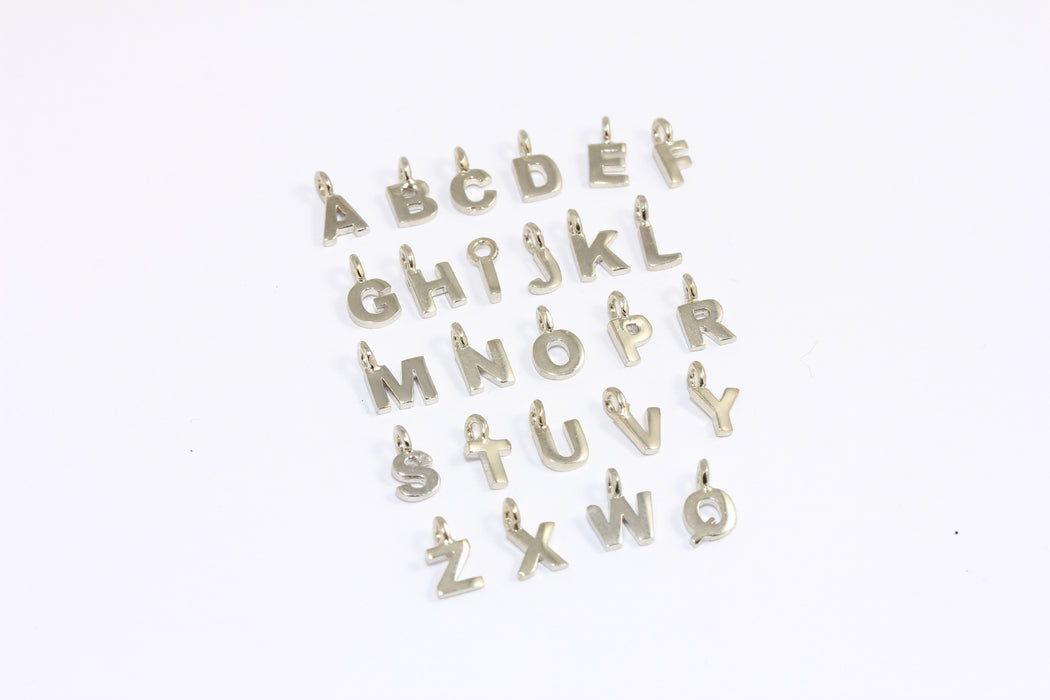 Lettere placcate in rodio da 5x8 mm, mini ciondoli con lettere con anello, simboli delle lettere, ciondoli per braccialetti con iniziali, collana personalizzata, perline dell'alfabeto,