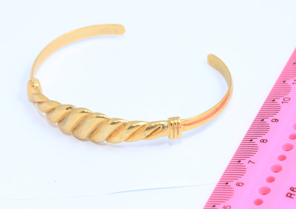 Shiny Gold Wire Bracelet