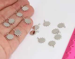 Ciondolo a forma di sole placcato argento 10x12 mm, mini ciondolo a forma di sole, MTE411