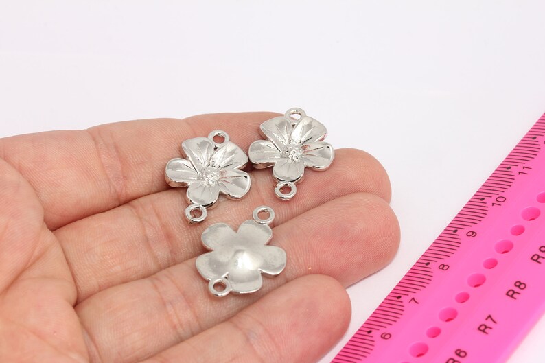 Ciondolo a forma di margherita placcato rodio da 18x24 mm, connettore a margherita, ciondoli a forma di fiore, collana a forma di trifoglio, ciondoli placcati in argento, MLS954