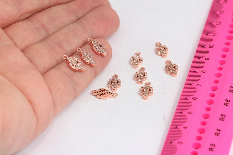 Ciondolo a forma di cactus placcato color rosa, 6x12 mm, micro pavé MTE152