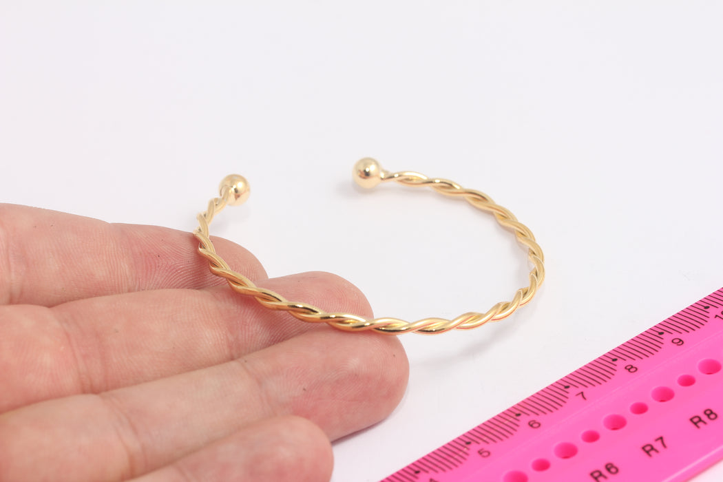 Shiny Gold Round Wire Bracelet