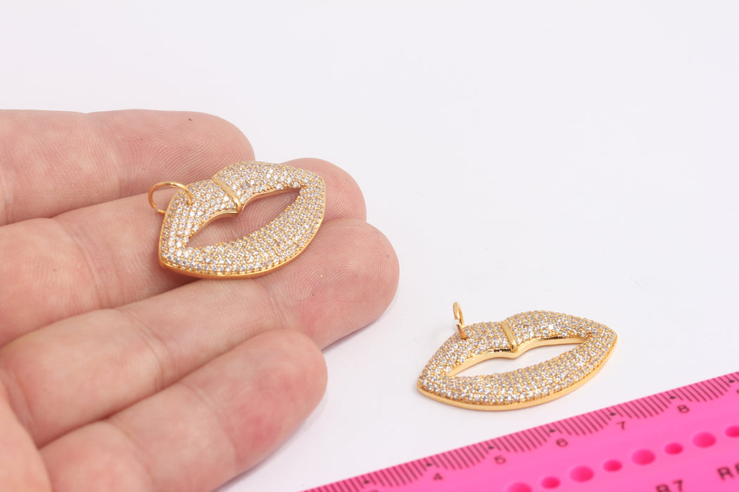 Ciondolo a forma di labbra in oro lucido 24k da 21x34 mm, collana con labbra in micro pavé di zirconi cubici, ciondolo a forma di labbra delicate, ciondolo con zirconi cubici, MLS980