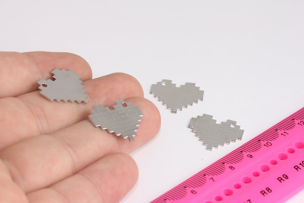 Cuore pixel placcato rodio 19x22 mm, ciondolo a forma di cuore, ciondolo per collana a forma di cuore in argento, ciondolo a forma di cuore, componenti placcati rodio, MTE1544-1