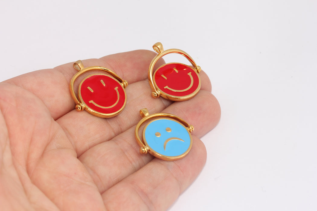 17x18mm 24 ayar Parlak Altın Gülümseme Madalyonu, Açık Mavi ve Kırmızı FRB130