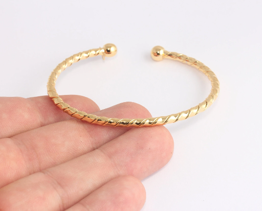 Shiny Gold Round Wire Bracelet