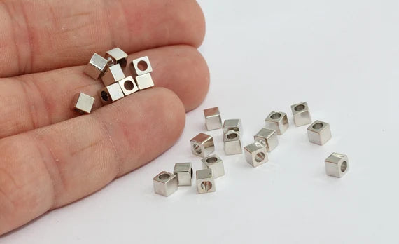 Perline cubiche placcate in rodio da 4 mm, perline distanziatrici, cubi, MTE470