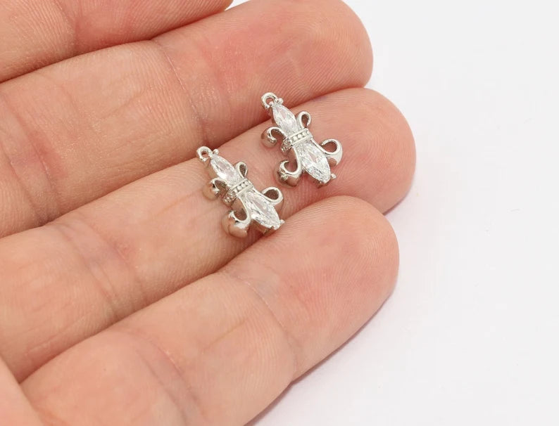 Ciondoli Fleur de Lis placcati in rodio da 10x15 mm, Orleans ZRCN716