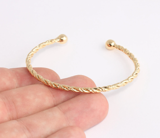 Shiny Gold Round Wire Bracelet