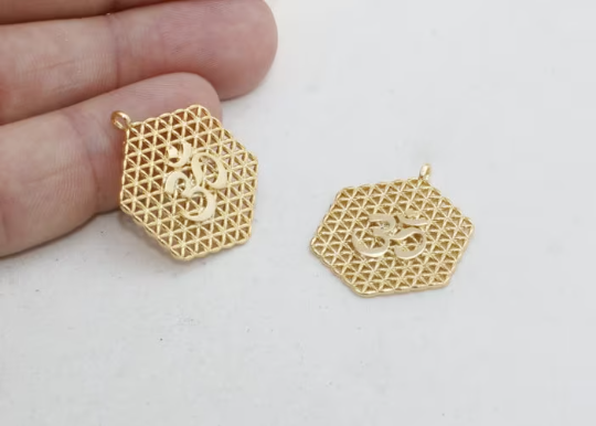 Ciondolo Yoga Om in oro opaco 24k da 22x27 mm, Yoga BRT6