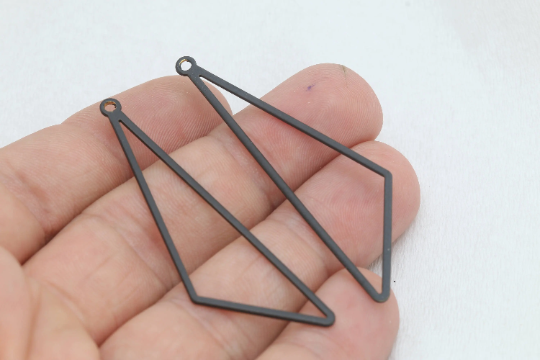 Ciondolo placcato nero 15x56 mm, ciondolo triangolare, charms CHK151