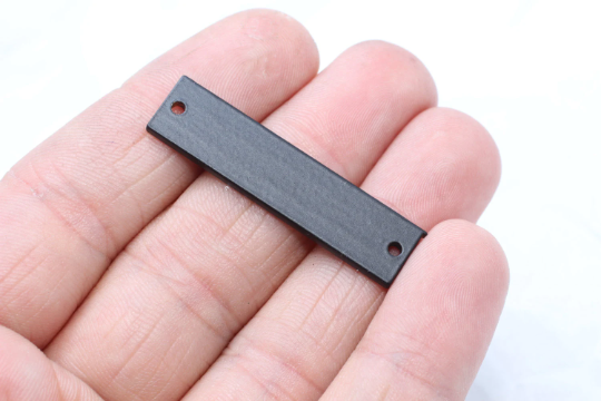 Ciondoli personalizzati a due barre placcate nere da 10x40 mm, ETS32
