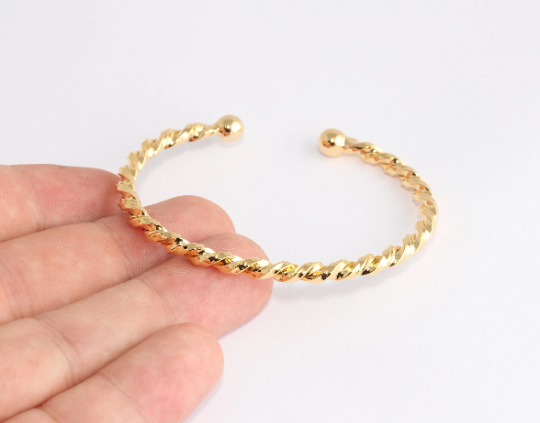Shiny Gold Round Wire Bracelet