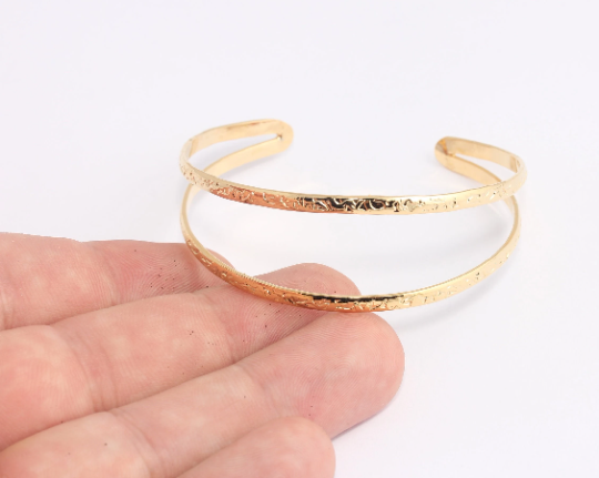 Shiny Gold Round Wire Bracelet Open