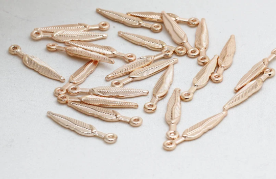 Ciondoli a forma di foglia placcati in oro rosa 5x26 mm, elementi placcati in oro, foglia ROSE78