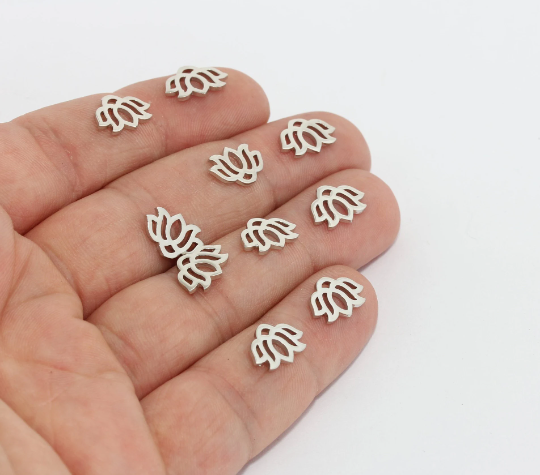 Ciondoli a forma di loto placcati in rodio da 8x12 mm, pendente a forma di fiore, BRT583