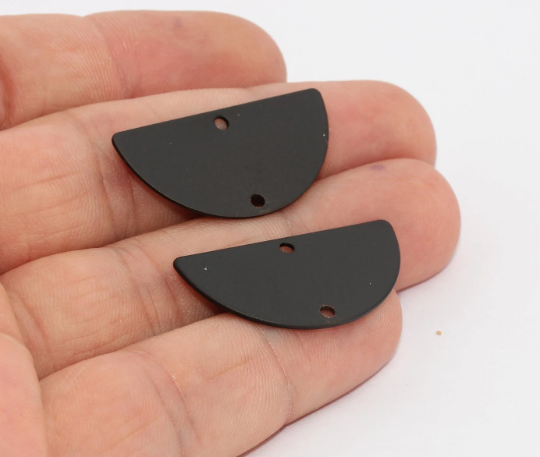 Ciondolo placcato nero 16x32 mm, stampaggio grezzo, multiforo MTE860