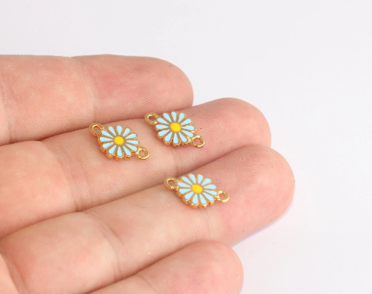 9x15mm 24k Shiny Gold Daisy Charm, Flower Pendant, Mini XP360
