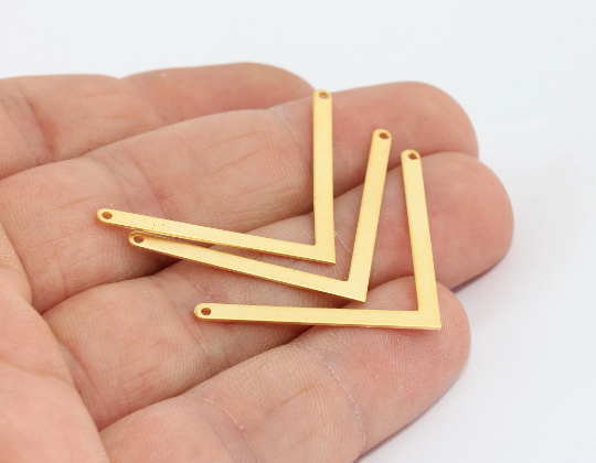 Ciondolo a forma di chevron in oro opaco 24k, 23x40 mm, Chevron, MTE456