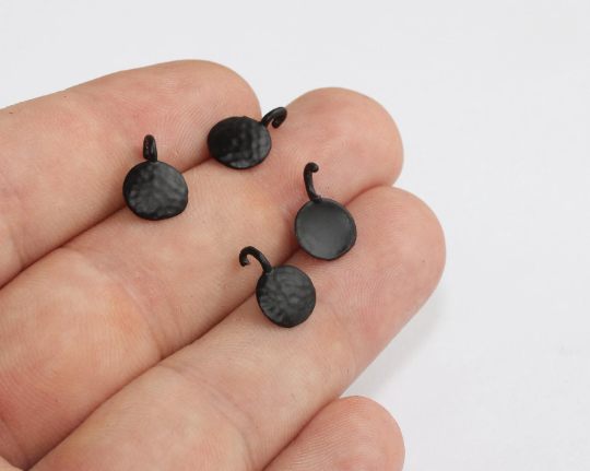 Ciondoli a forma di moneta placcata nera da 10 mm, martellati, a forma di lacrima MLS175