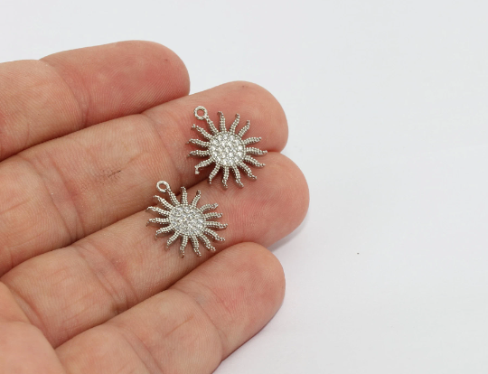 Ciondoli a forma di sole placcati in rodio da 15x17 mm, sole con micro pavé, sole con zirconi cubici MTE1435