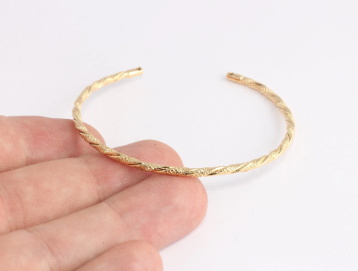 Shiny Gold Round Wire Bracelet