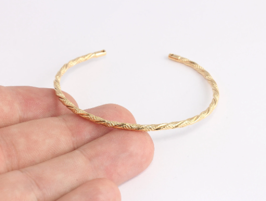 Shiny Gold Round Wire Bracelet
