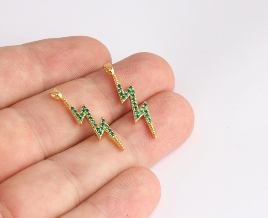 Ciondoli in oro lucido 24k da 6x25 mm, ciondoli a forma di fulmine con micro pavé, collana con tuono in zirconia cubica, ciondoli a forma di bullone con micro pavé, ciondoli con pietra verde in zirconia cubica, MSLM598