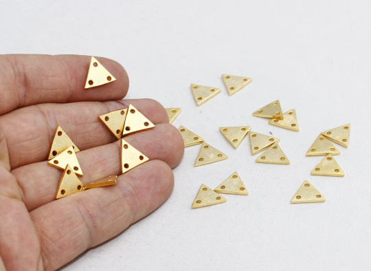 11x12mm 24 ayar Mat Altın Üçgen Charm, 3 Delik, Altın BRT394