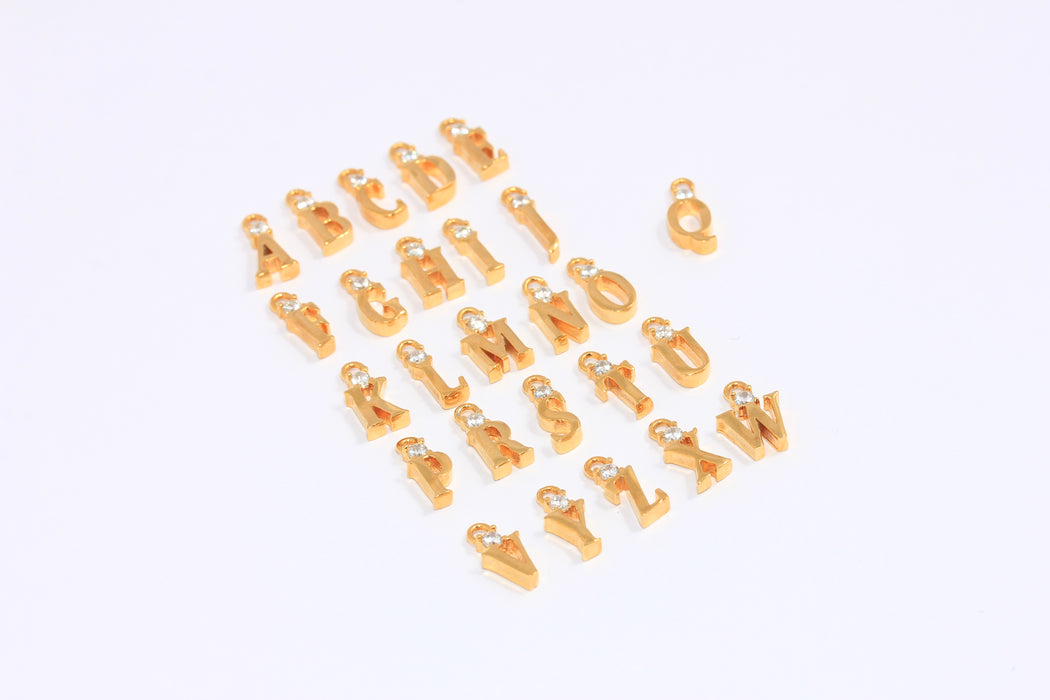 Ciondoli con lettere in zirconia cubica in oro lucido 24k da 4x8 mm, perline con lettere micro pavé,