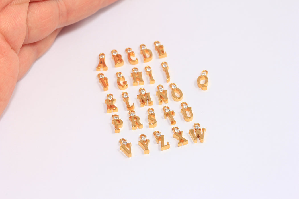 Ciondoli con lettere in zirconia cubica in oro lucido 24k da 4x8 mm, perline con lettere micro pavé,