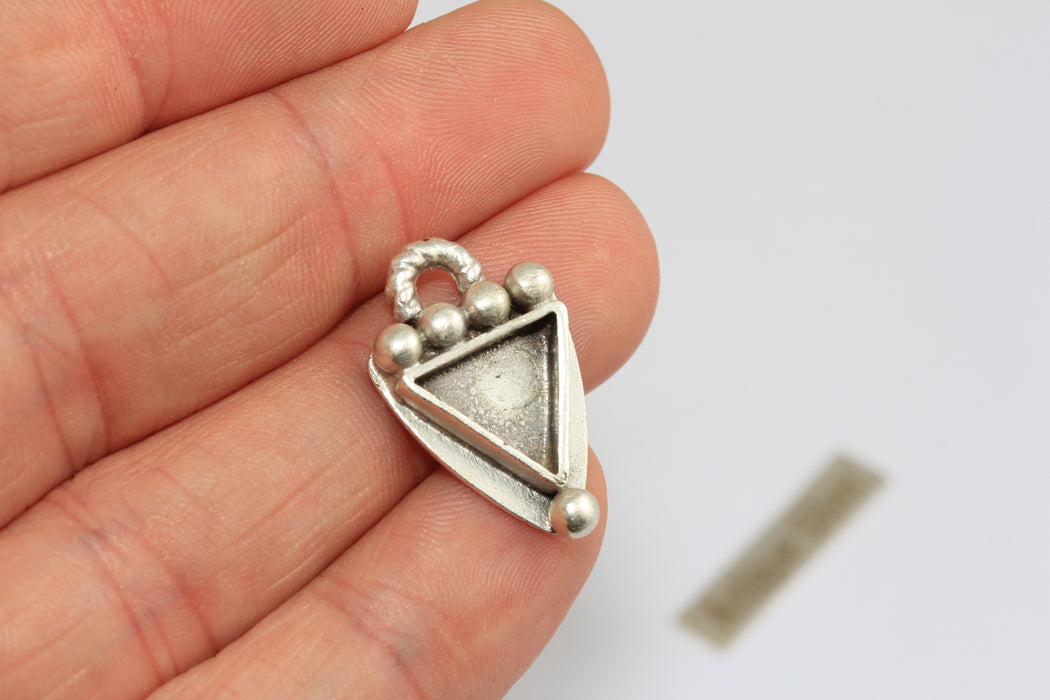 9x10mm Inner Size Antique Silver Triangle Frame Settings, Bezel Cabochon Charms, MGN153
