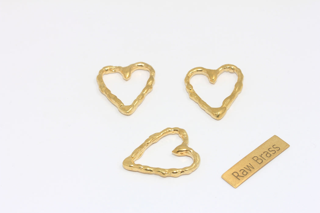 Ciondoli a forma di cuore in ottone grezzo 23x25 mm, cuore martellato, SLM740