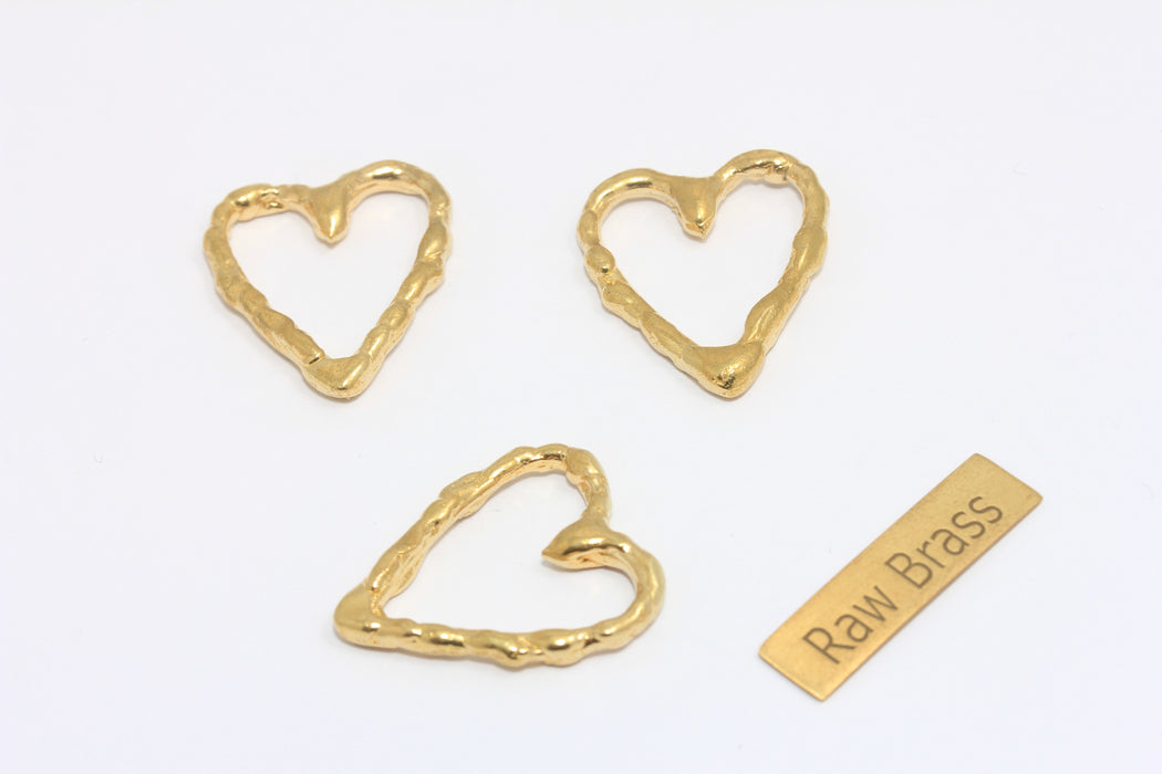 Ciondoli a forma di cuore in ottone grezzo 23x25 mm, cuore martellato, SLM740