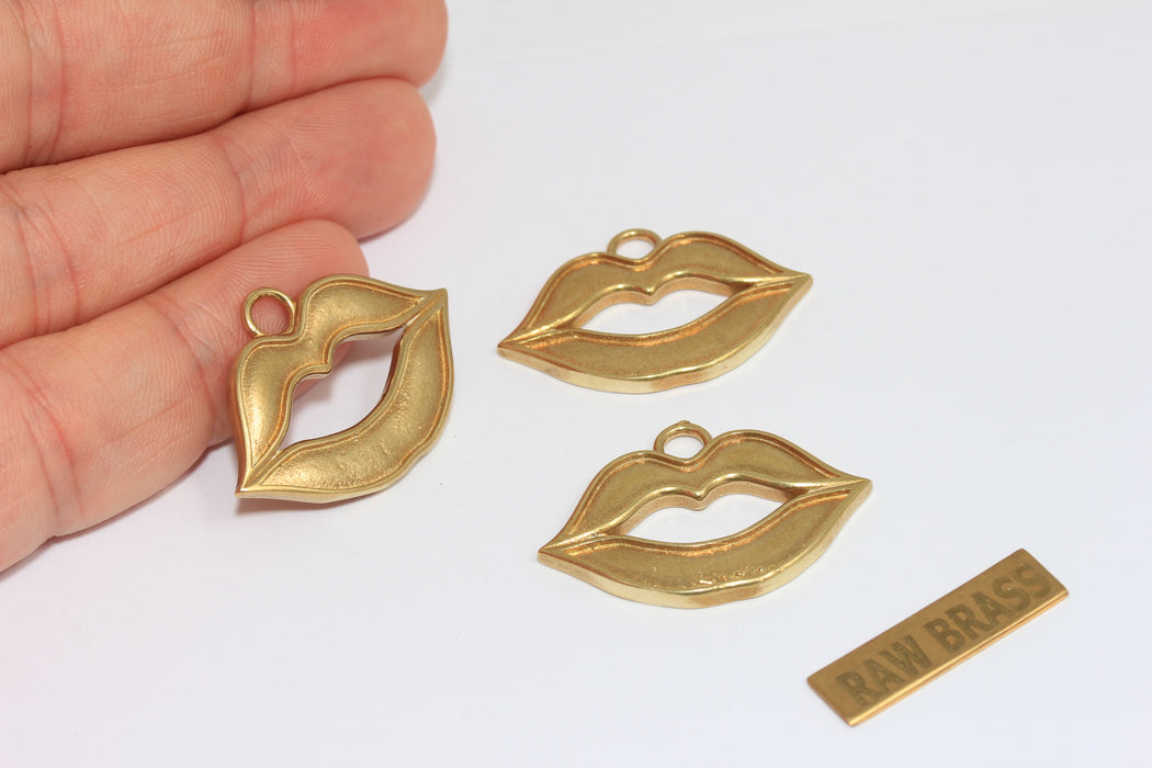 Ciondolo a forma di labbra in oro lucido 24k da 21x34 mm, collana con labbra in micro pavé di zirconi cubici, ciondolo a forma di labbra delicate, ciondolo con zirconi cubici, MLS980