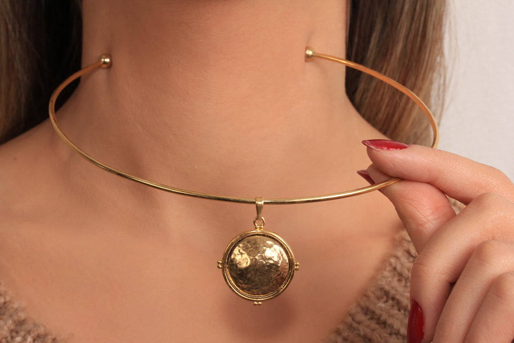 Sun Pendant Necklace, Sun Medallion Necklace, Round Pendant Necklace, Wire Choker Necklace, Everyday Necklace, JN5-13