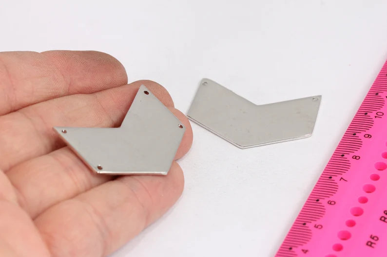 Pendente a forma di chevron placcato argento 17x39 mm, Chevron MTE172