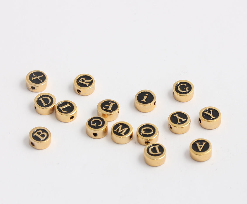 Ciondoli a forma di lettera in oro lucido 24k da 6,5 mm, perline scorrevoli in smalto nero, HRF70