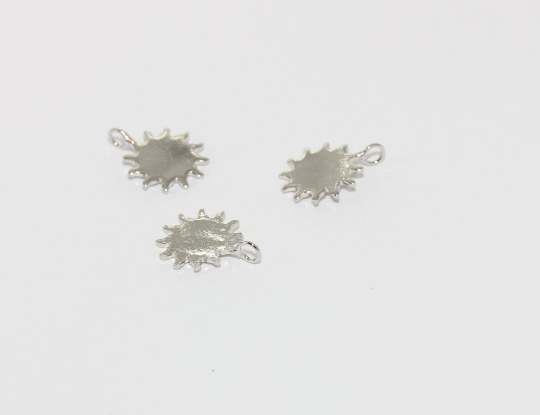 Ciondolo a forma di sole placcato argento 10x12 mm, mini ciondolo a forma di sole, MTE411